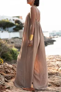 Femme portant une combinaison ample en coton et lin kaki sur une falaise rocheuse