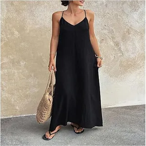 Elegante zwarte mouwloze maxi-jurk met V-hals voor zomerse vakantiestijl.