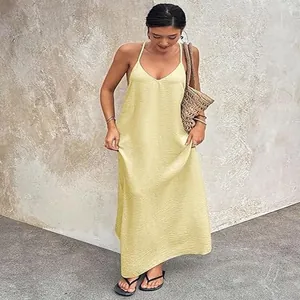 Elegante gele mouwloze maxi-jurk met diepe V-hals voor een zomerse vakantiestijl