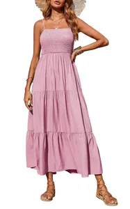 Elegante roze gelaagde maxi-jurk met gesmokt bovenstuk en spaghettibandjes