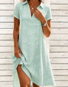 Gros plan sur une robe d'été rayée verte et blanche avec col en V pour femme