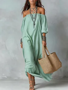 Elegante groen-wit gestreepte maxi-jurk met blote schouders ideaal voor de vakantie