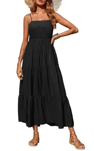 Elegante zwarte maxi-jurk met spaghettibandjes en strokenrok voor de zomer