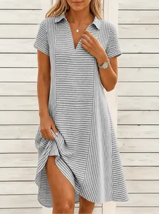 Détail de la robe d'été grise à rayures avec col en V et style bohème décontracté