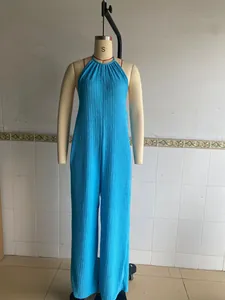 Hellblauer plissierter Neckholder-Jumpsuit mit weitem Bein für den Sommerurlaub.