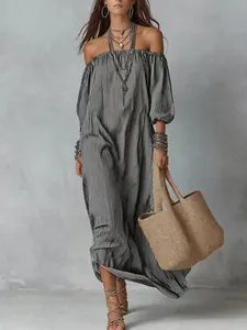 Volledige weergave van elegante gestreepte maxi-jurk met blote schouders voor de zomer