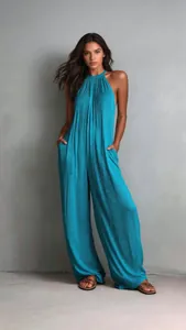 Eleganter türkisfarbener plissierter Halter-Jumpsuit mit weitem Bein für den Urlaub