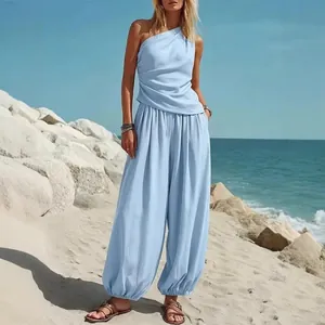 Zomerse tweeledige set met one-shoulder top en losse lantaarnbroek in lichtblauw