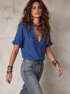 Détail d'une chemise en lin bleu bohème avec col en V à volants et manches