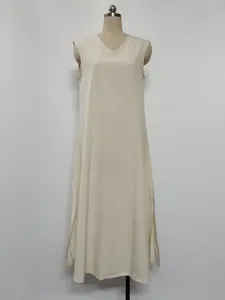 Elegante beige mouwloze maxi-jurk met V-hals en chique zijsplit voor de zomer