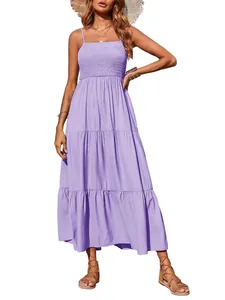 Elegante paarse maxi-jurk met gesmokt lijfje en dunne bandjes voor de zomervakantie
