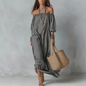 Elegante zwart-wit gestreepte maxi-jurk met blote schouders voor strandvakantie