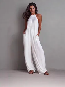 Eleganter weißer plissierter Neckholder-Jumpsuit mit weitem Bein für den Urlaub.