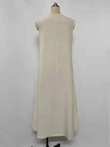 Gedetailleerd achteraanzicht van een elegante crème mouwloze maxi-jurk met zijsplit detail.
