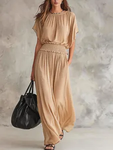 Elegante abito lungo beige con vita smaltata e silhouette drappeggiata per lo stile estivo