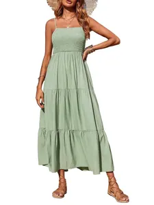 Elegante saliegroene maxi-jurk met spaghettibandjes en gesmokt lijfje voor zomervakantie