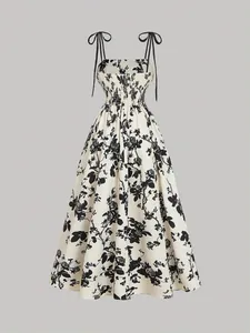 Detalle de vestido midi con estampado floral, tirantes de lazo y corpiño fruncido