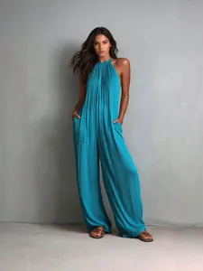 Eleganter plissierter Neckholder-Jumpsuit ohne Ärmel mit weitem Bein in Blaugrün