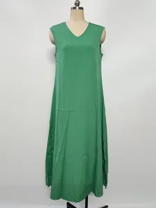 Elegante groene mouwloze maxi-jurk met V-hals en een stijlvolle zijsplit detail