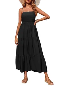 Elegante zwarte getrapte maxi-jurk met gesmokt lijfje voor de perfecte zomerstijl.