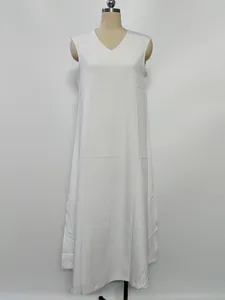 Detailweergave van witte mouwloze maxi-jurk met V-hals op mannequin