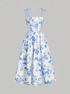 Vestido midi floral azul y blanco con tirantes ajustables para vacaciones de verano.