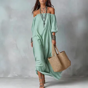 Elegante groen-witte gestreepte maxi-jurk met blote schouders voor strandvakanties.
