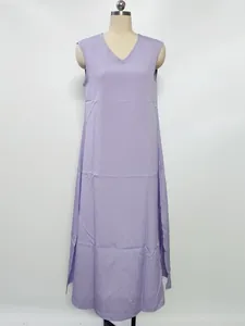 Lavendelkleurige mouwloze maxi-jurk met V-hals en zijsplit op een witte etalagepop