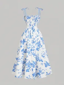 Vista detallada de vestido midi blanco con elegante estampado floral azul y cuerpo fruncido.