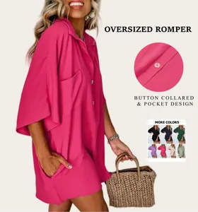 Dettaglio della tutina estiva rosa oversize con colletto a bottoni e tasche