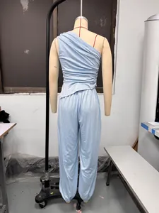 Achteraanzicht van lichtblauwe one-shoulder top en losse lantaarnbroek op mannequin