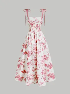 Vista detallada del estampado floral rojo y la cintura elástica fruncida en el vestido