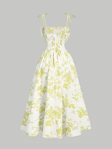 Vista completa del vestido midi blanco con flores amarillas y corpiño elástico