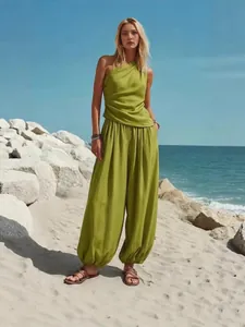 Casual tweedelige set met one-shoulder top en harembroek met hoge taille in olijfgroen