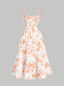 Vista detallada de un vestido midi floral con tirantes anudados y corpiño elástico fruncido