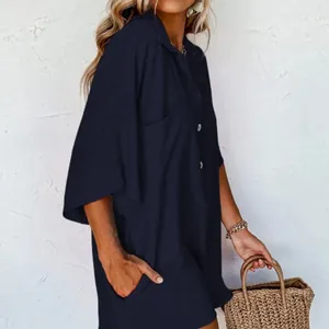 Dettaglio di una tuta estiva ampia blu navy con colletto a bottoni e tasche laterali