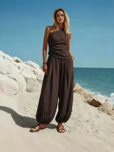 Modieuze bruine tweedelige set met one-shoulder top en harembroek met hoge taille