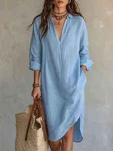 Elegante vestido camisero azul claro de estilo francés con abertura lateral y cuello en V