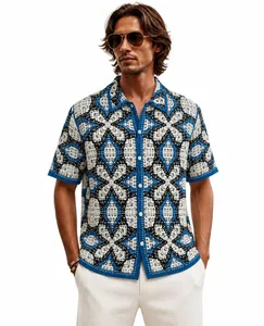 Dettaglio della polo da uomo in maglia a crochet con motivo geometrico blu e bianco