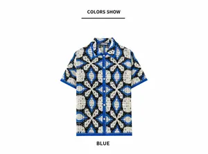 Vista dettagliata della polo da uomo in maglia jacquard geometrica nel colore blu