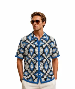 Vista dettagliata di una polo da uomo in maglia jacquard geometrica indossata da un modello