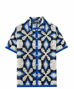Dettaglio del motivo in maglia jacquard geometrica su camicia a maniche corte da uomo