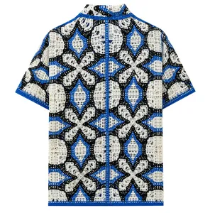 Vista posteriore dettagliata del cardigan polo da uomo in maglia jacquard geometrica