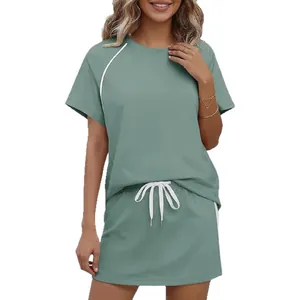 Conjunto deportivo de dos piezas para mujer con camiseta de manga corta y falda con cordón