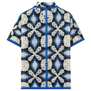 Vista posteriore di una camicia in maglia da uomo a maniche corte con motivo jacquard blu