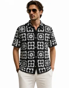 Detailopname van zwart en wit gehaakt poloshirt voor heren in retro etnische stijl met opengewerkt breisel