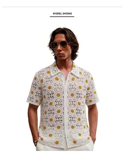 Weißes Herren Sommer-Strick-Poloshirt mit Gänseblümchen-Hohlmuster am Modell gezeigt