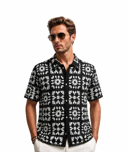 Detail van een retro etnische stijl gehaakt opengewerkt gebreid polo shirt