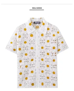 Nahaufnahme weißes Herren-Strick-Poloshirt mit gelben Gänseblümchen-Mustern