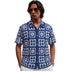 Gedetailleerd overzicht van het blauw-witte gehaakte gebreide shirt in retro
